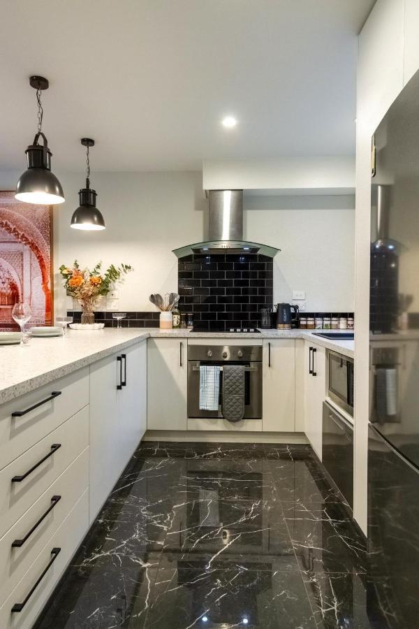 Apartment Downtown Delight 2 Bed 1 Bath - Single Garage Christchurch