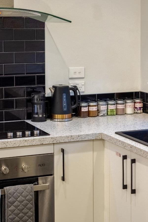 Apartment Downtown Delight 2 Bed 1 Bath - Single Garage