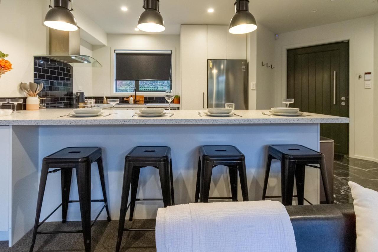 Downtown Delight 2 Bed 1 Bath - Single Garage Apartment