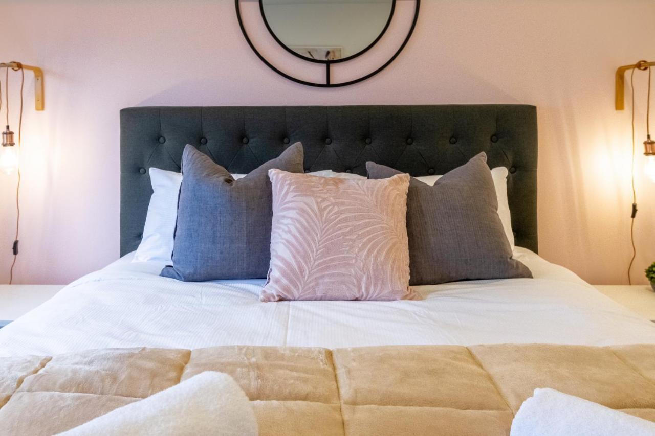 Downtown Delight 2 Bed 1 Bath - Single Garage