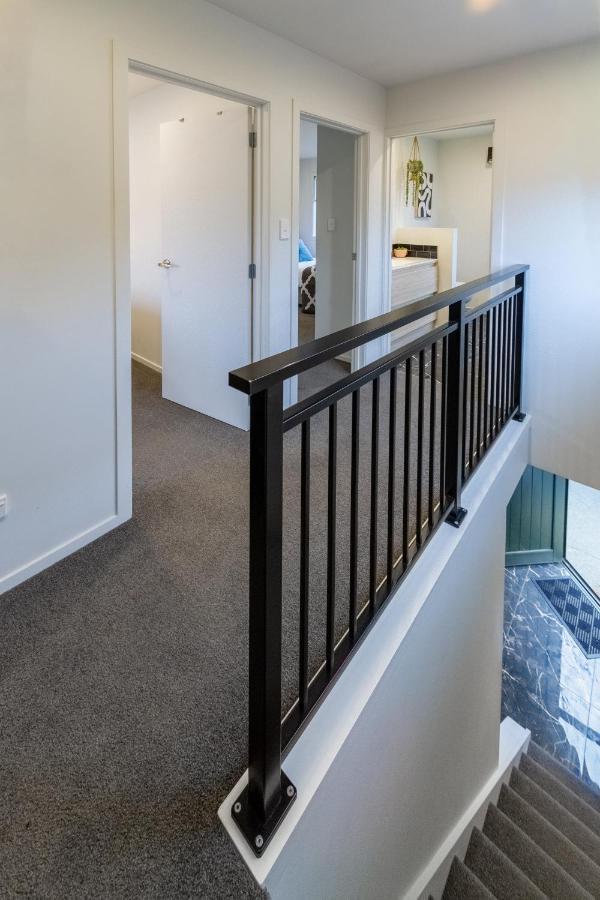 Downtown Delight 2 Bed 1 Bath - Single Garage Christchurch