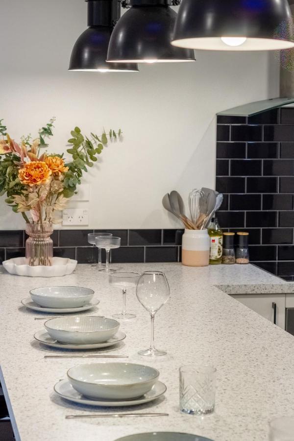 Downtown Delight 2 Bed 1 Bath - Single Garage *