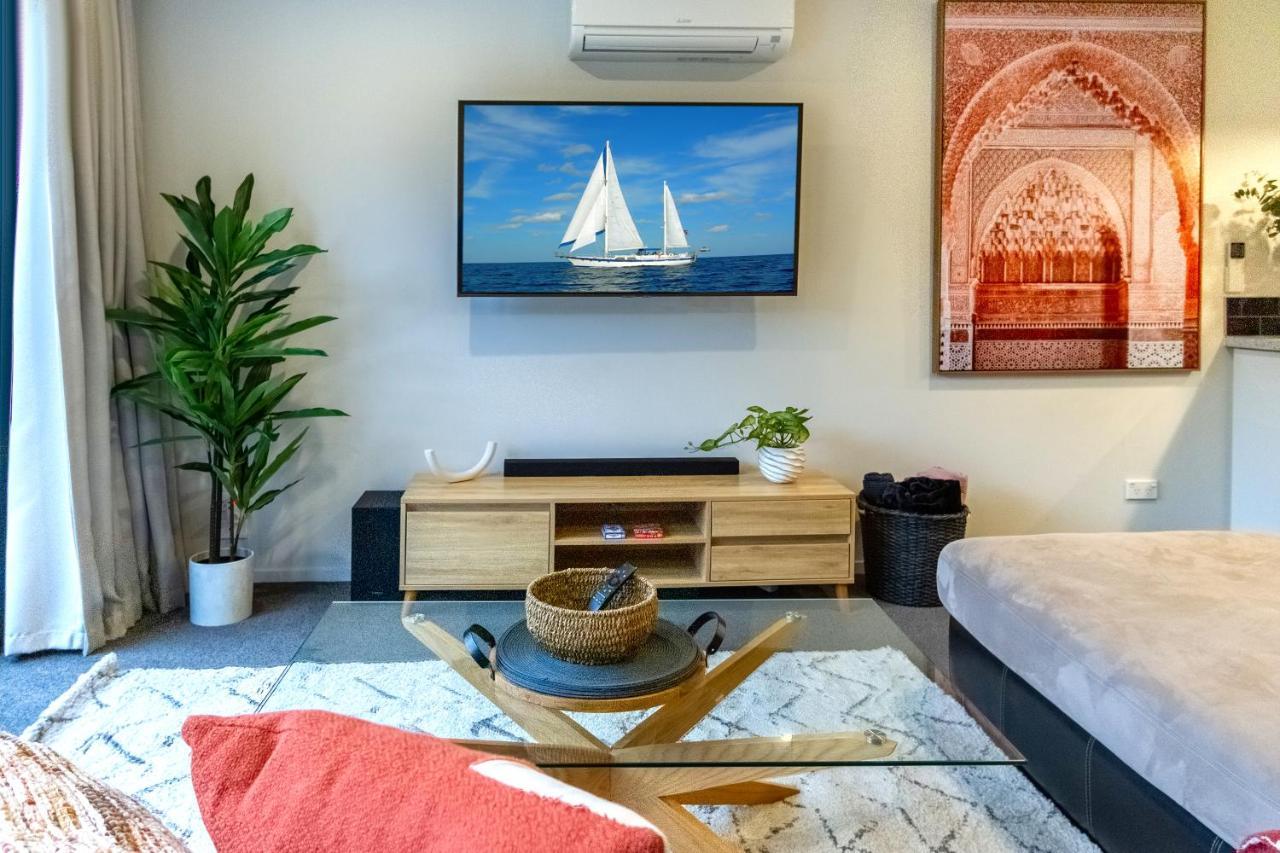 Downtown Delight 2 Bed 1 Bath - Single Garage Apartment *