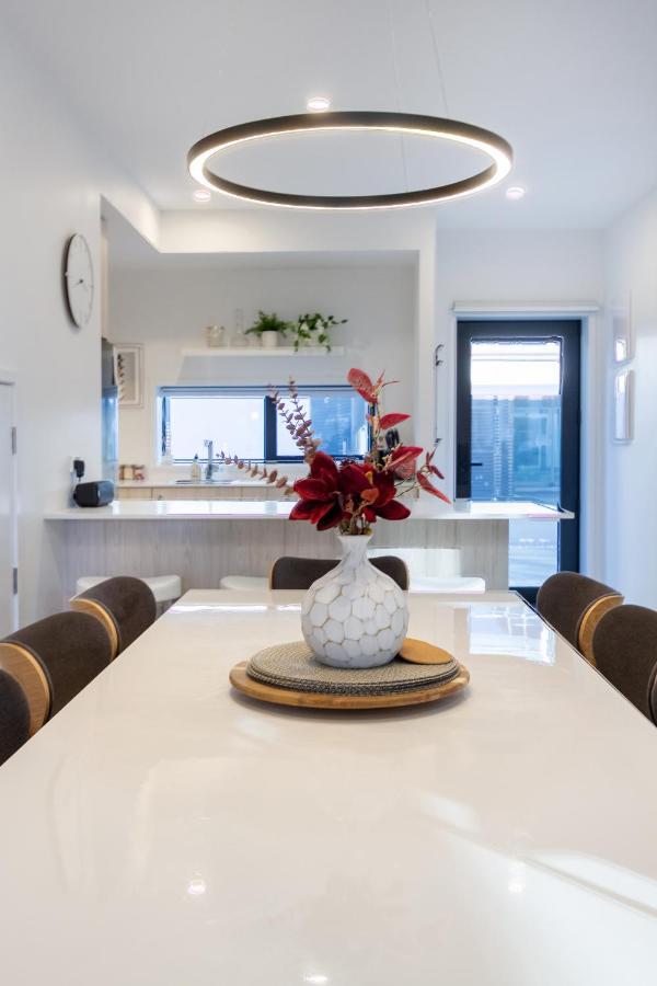 Walk To Riverside Market 4 Bed 4 Bath With Car Park Apartment