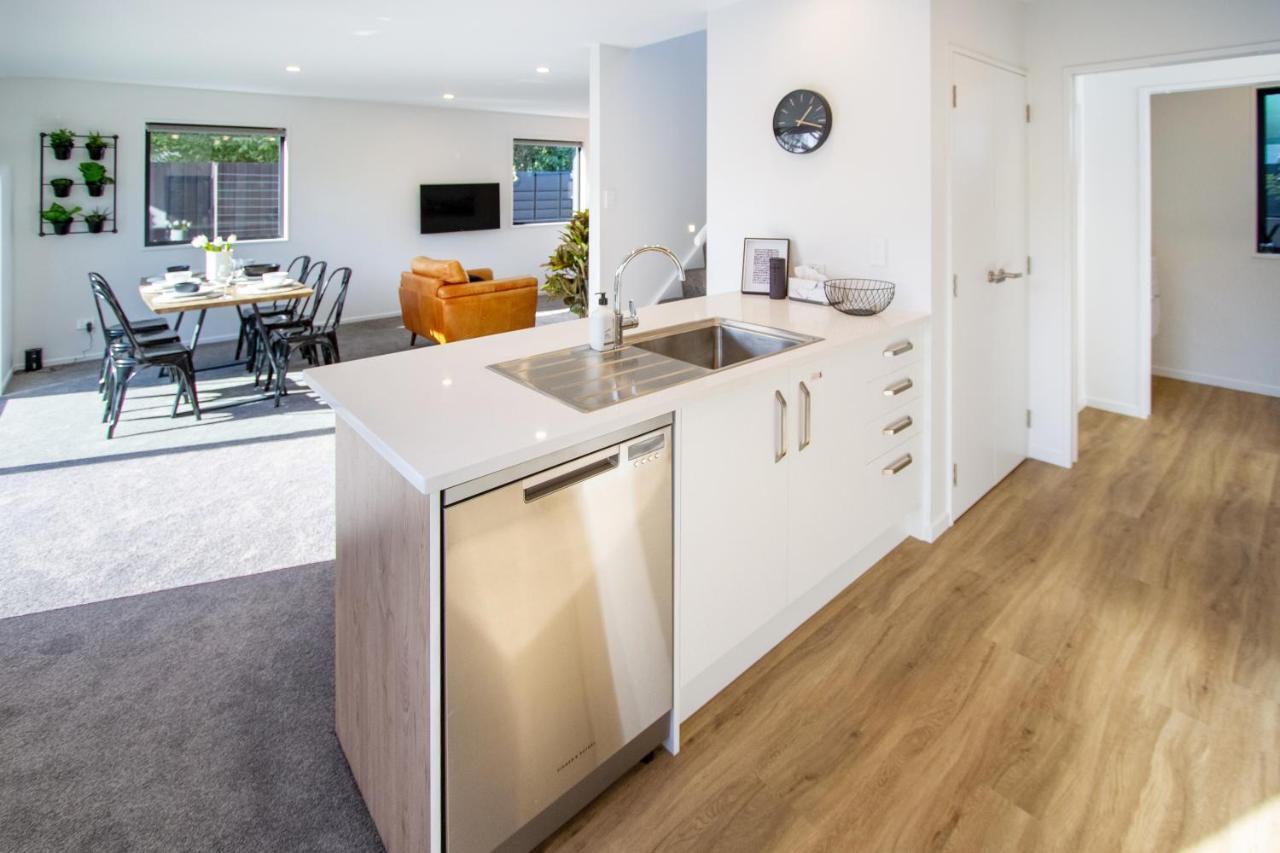 Sunsoaked & Stylish 3 Bed, 1.5 Bath W Garage Christchurch