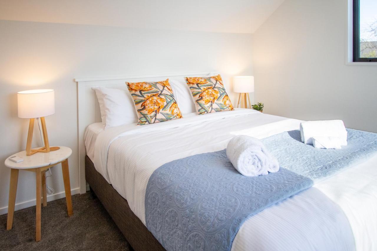 Sunsoaked & Stylish 3 Bed, 1.5 Bath W Garage Apartment Christchurch