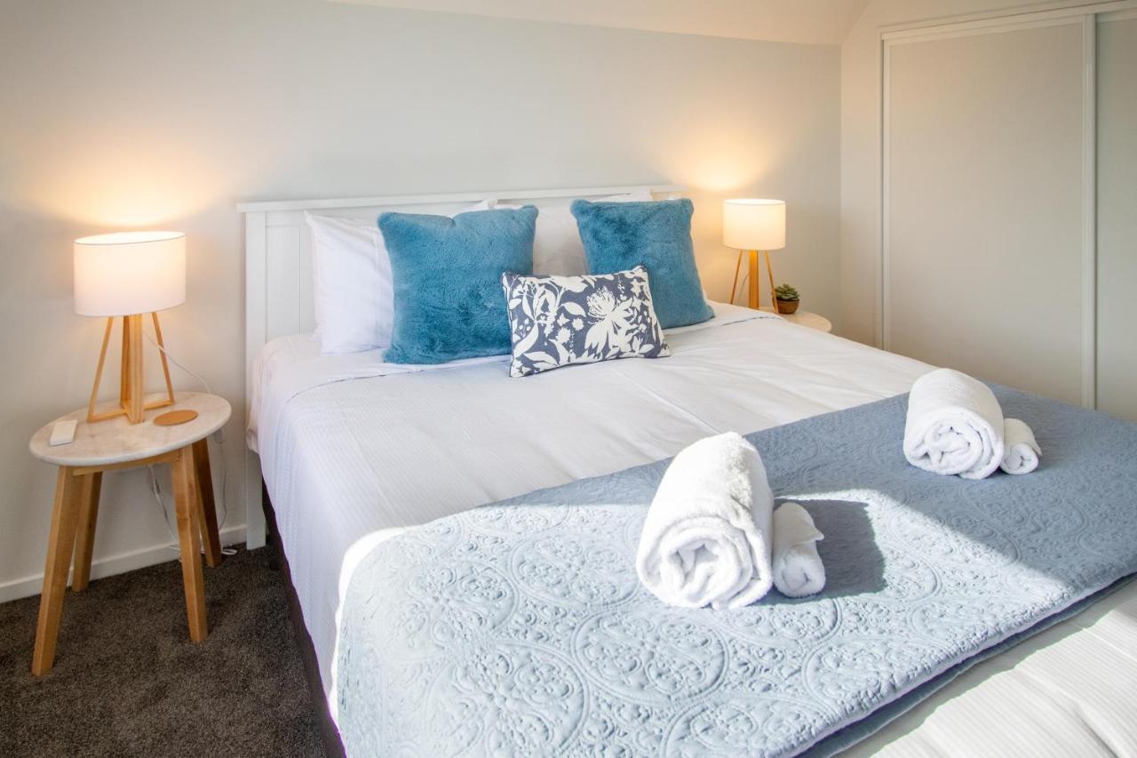 Sunsoaked & Stylish 3 Bed, 1.5 Bath W Garage Apartment *