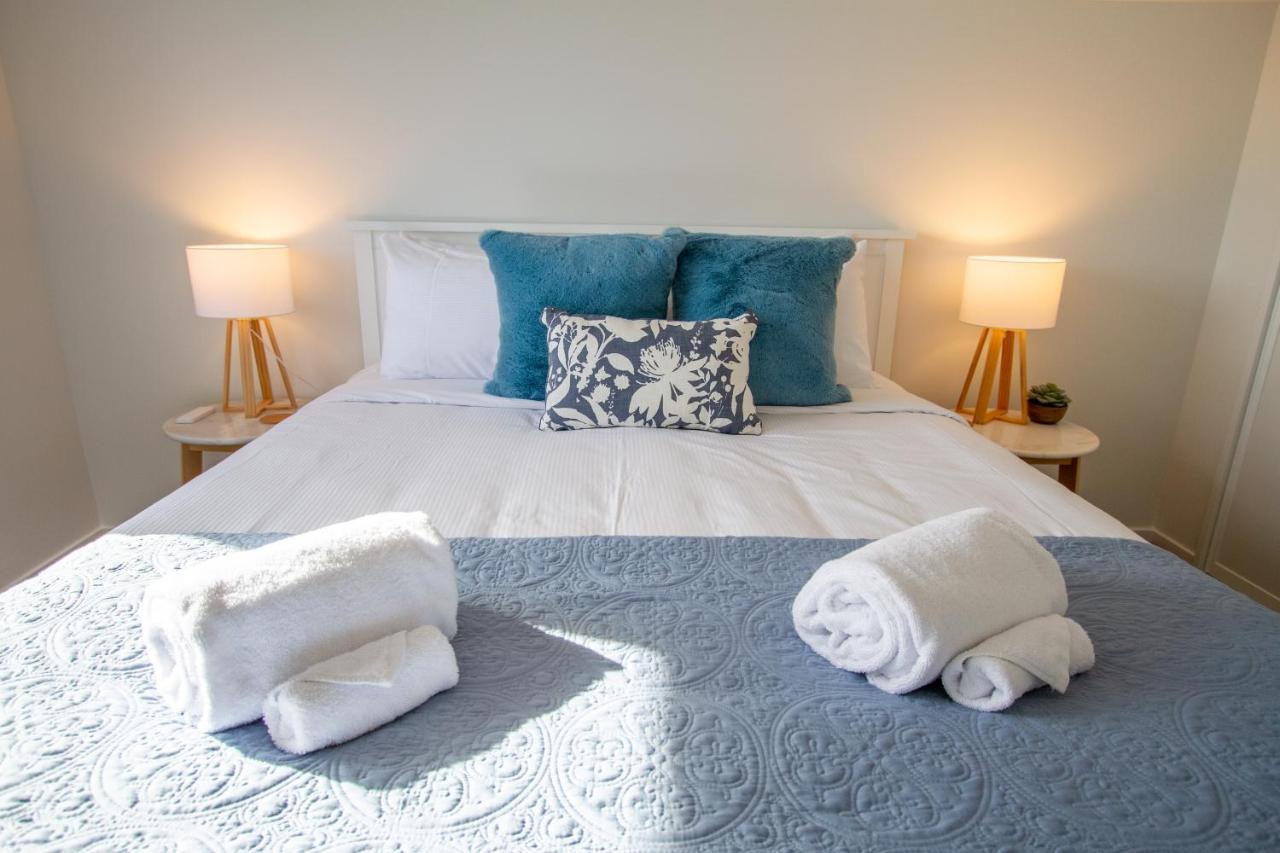 Apartment Sunsoaked & Stylish 3 Bed, 1.5 Bath W Garage Christchurch
