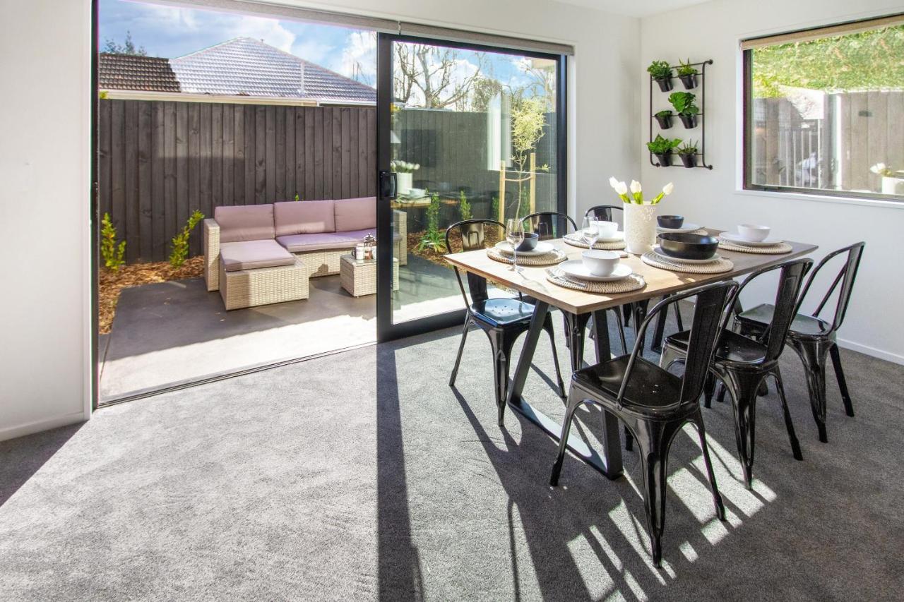 Sunsoaked & Stylish 3 Bed, 1.5 Bath W Garage * Christchurch