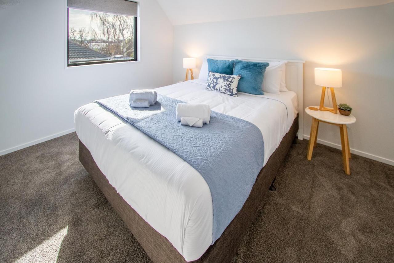 Sunsoaked & Stylish 3 Bed, 1.5 Bath W Garage Apartment Christchurch