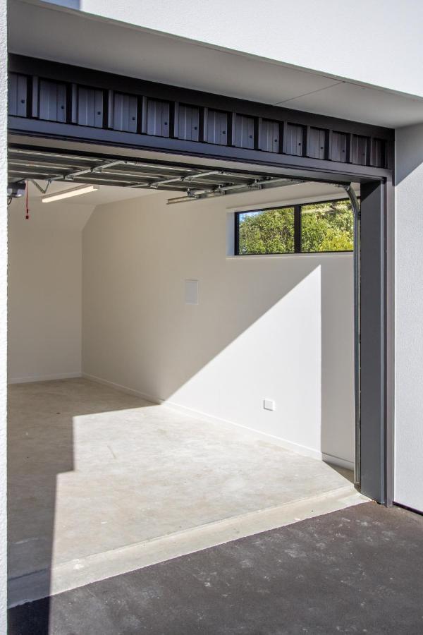 Apartment Sunsoaked & Stylish 3 Bed, 1.5 Bath W Garage *
