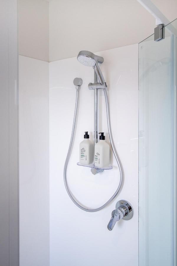 Apartment Sunsoaked & Stylish 3 Bed, 1.5 Bath W Garage *