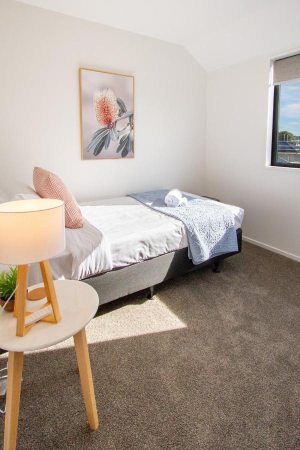 Sunsoaked & Stylish 3 Bed, 1.5 Bath W Garage Christchurch