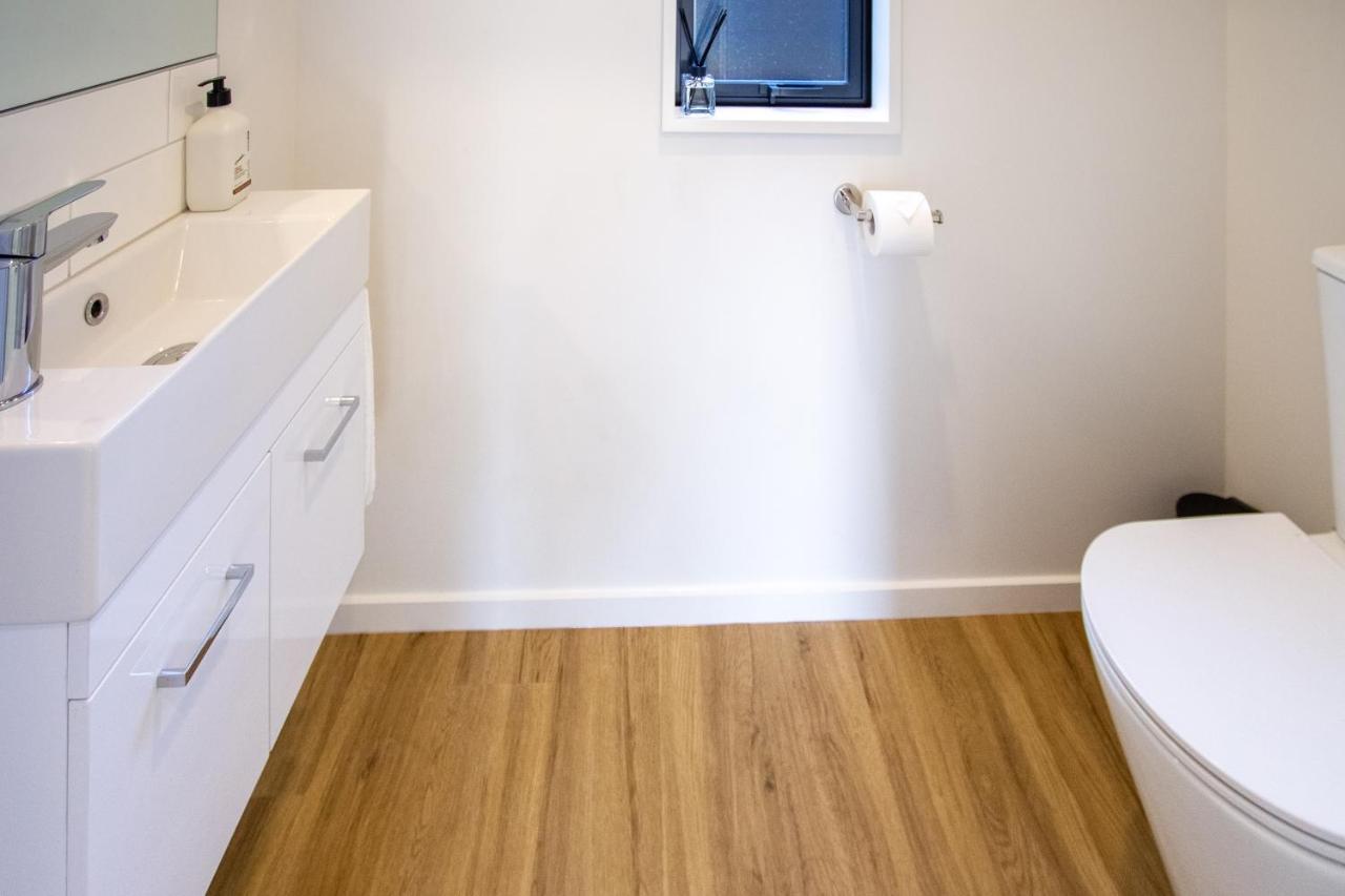 Sunsoaked & Stylish 3 Bed, 1.5 Bath W Garage * Christchurch