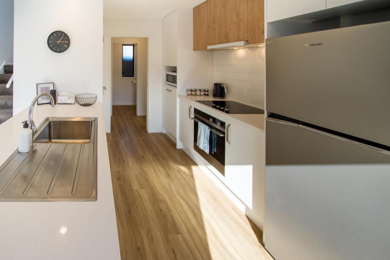 Apartment Sunsoaked & Stylish 3 Bed, 1.5 Bath W Garage