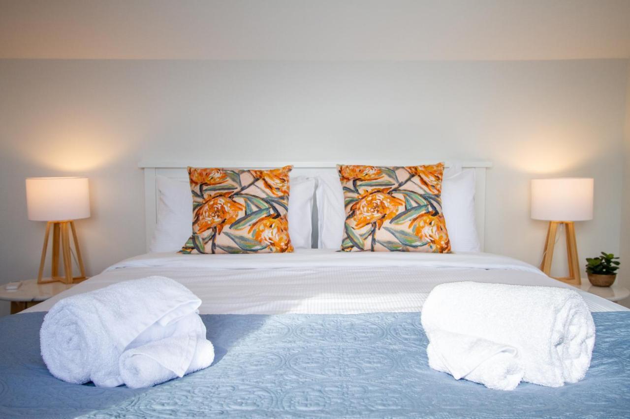 Apartment Sunsoaked & Stylish 3 Bed, 1.5 Bath W Garage