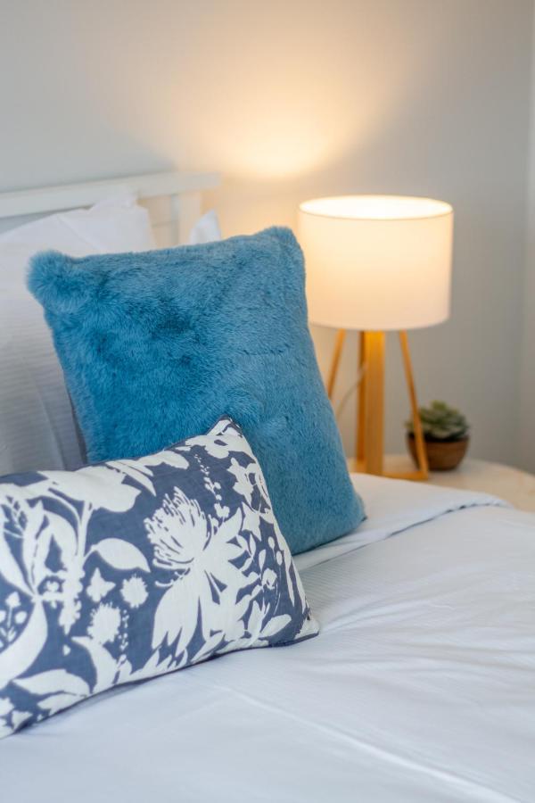 Sunsoaked & Stylish 3 Bed, 1.5 Bath W Garage Apartment Christchurch