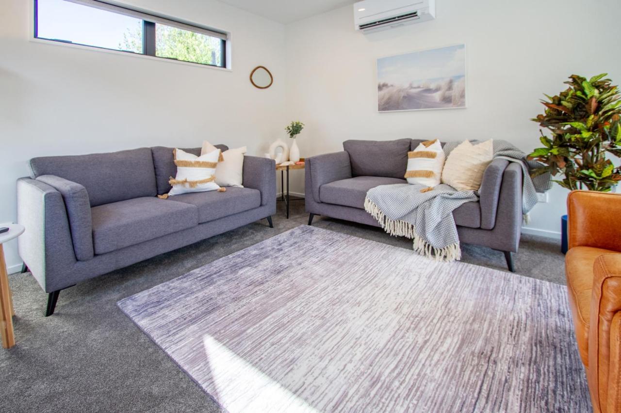 Apartment Sunsoaked & Stylish 3 Bed, 1.5 Bath W Garage