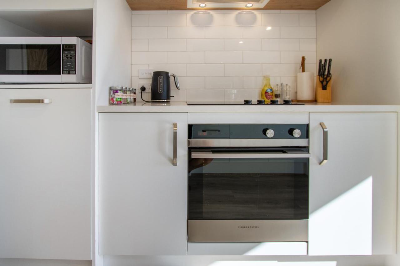 Sunsoaked & Stylish 3 Bed, 1.5 Bath W Garage Apartment *