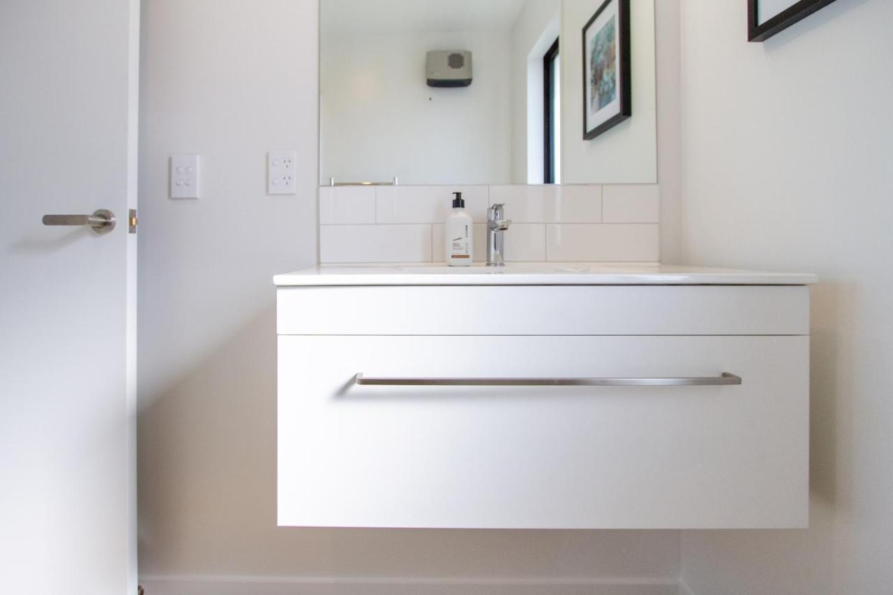 Sunsoaked & Stylish 3 Bed, 1.5 Bath W Garage Apartment Christchurch