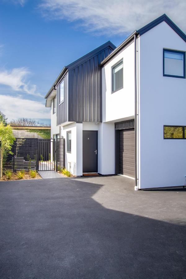 Sunsoaked & Stylish 3 Bed, 1.5 Bath W Garage *