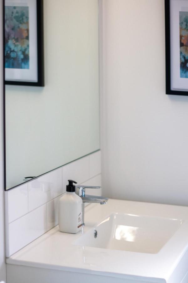 Sunsoaked & Stylish 3 Bed, 1.5 Bath W Garage Apartment Christchurch