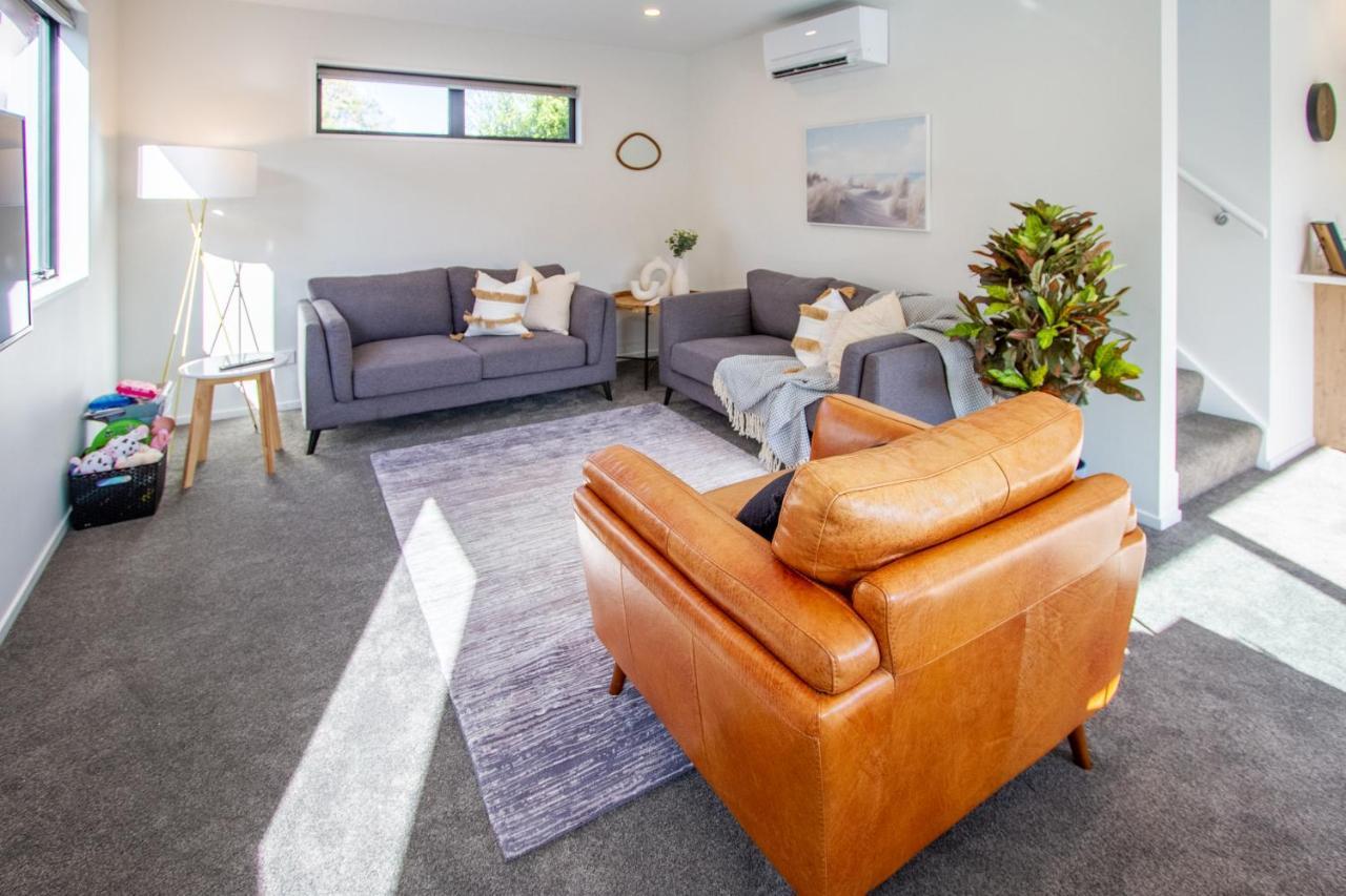 Sunsoaked & Stylish 3 Bed, 1.5 Bath W Garage Christchurch