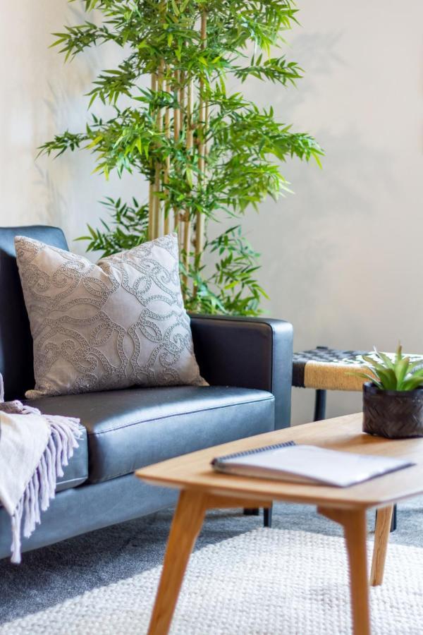 Charming Riccarton Abode 2bed W/garage Apartment Christchurch