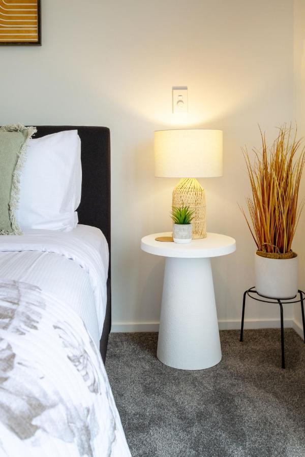 Charming Riccarton Abode 2bed W/garage Apartment *