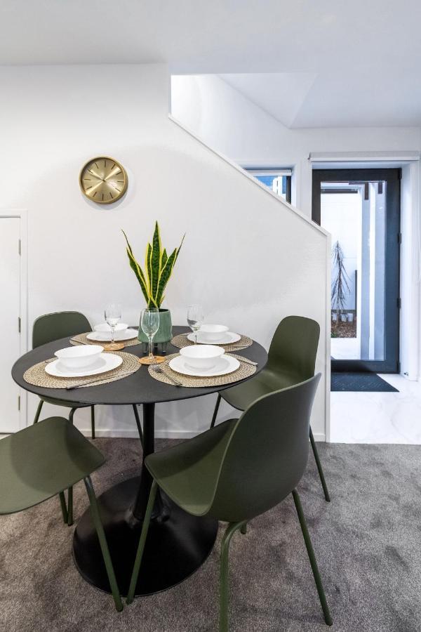 An Easy Walk To The Cbd - 2 Bed, 2 Bathroom * Christchurch
