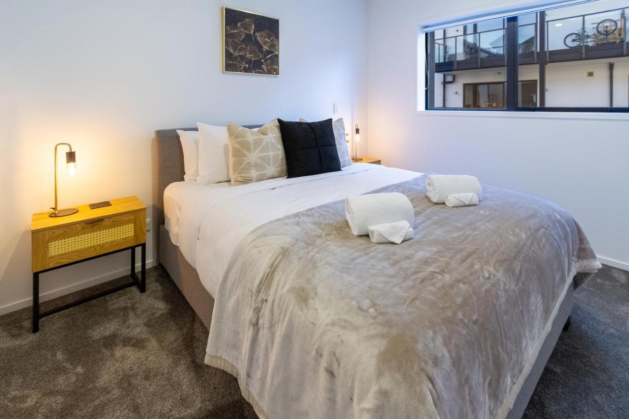 An Easy Walk To The Cbd - 2 Bed, 2 Bathroom *
