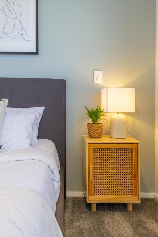 Apartment Hideout, Location, Location! W/park *