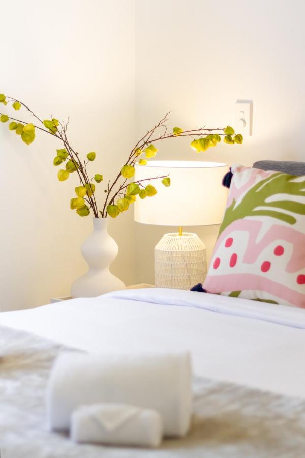 Sanctuary Close To The With Sofa Bed Apartment *