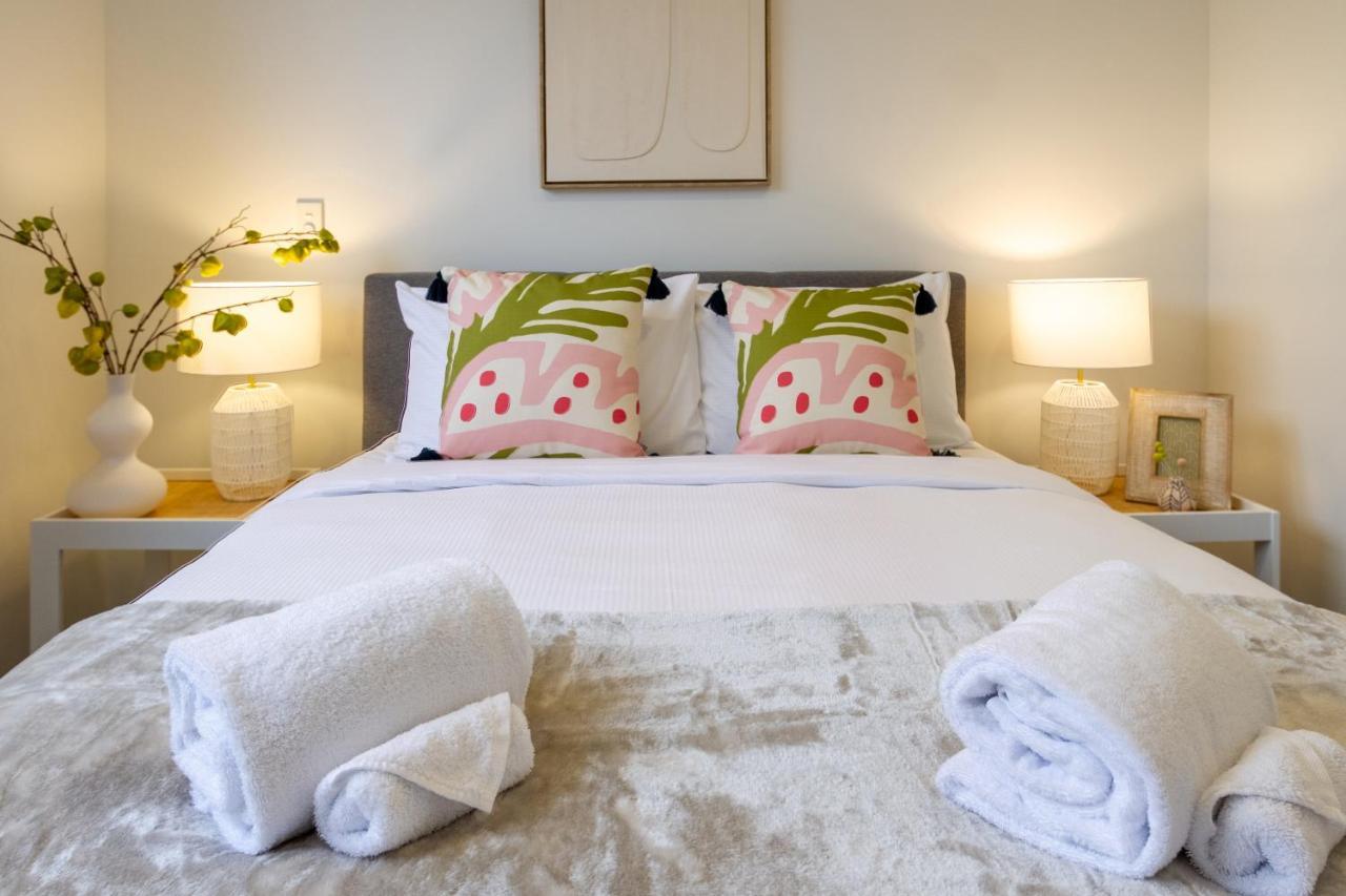 Sanctuary Close To The With Sofa Bed Apartment