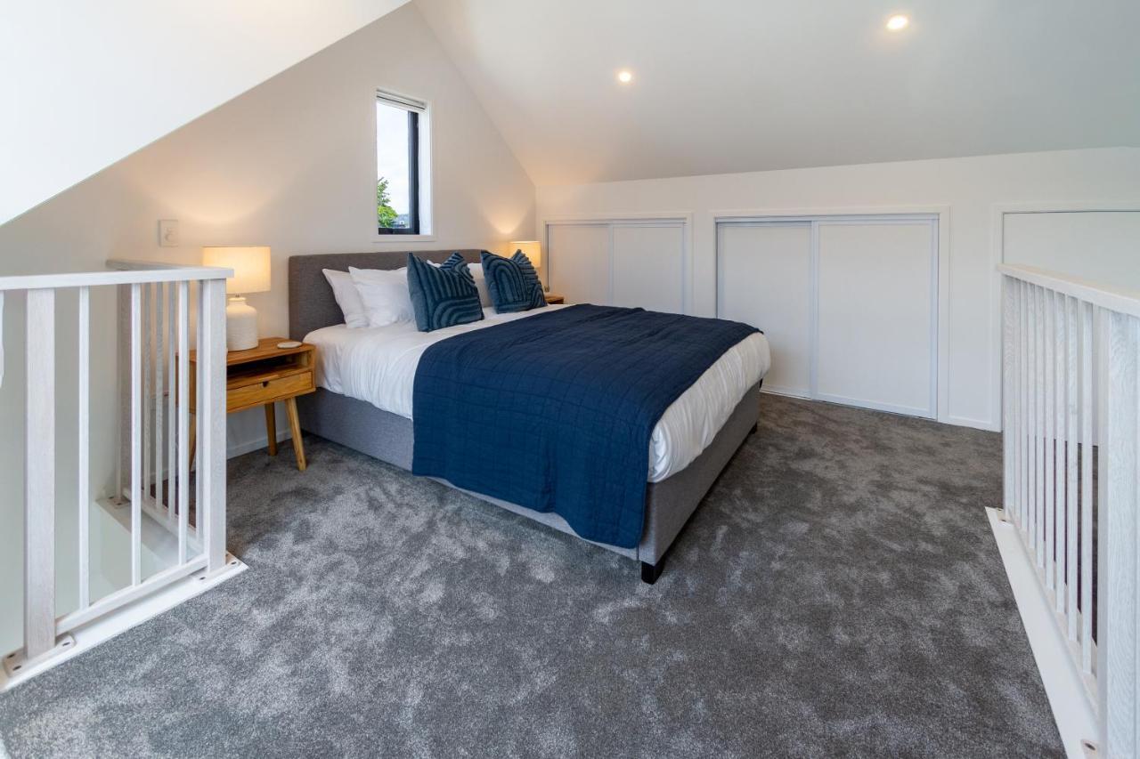 Modern, Convenient, Central: 1 Bedroom Loft * Christchurch