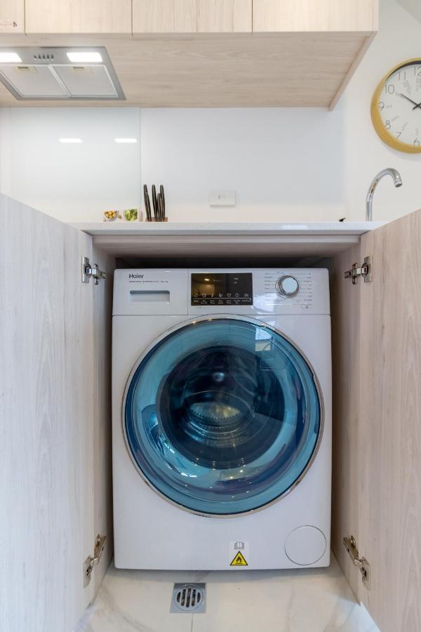 Modern, Convenient, Central: 1 Bedroom Loft Apartment