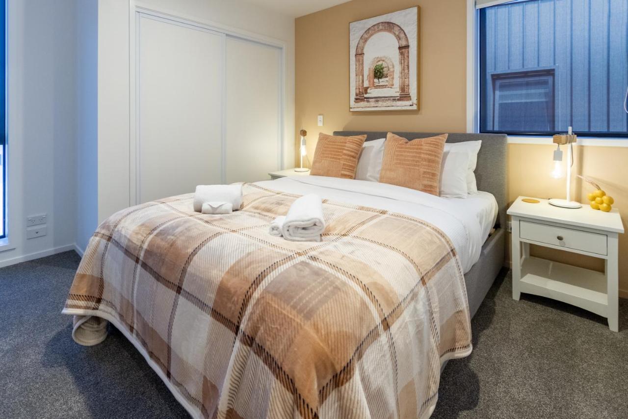 Cbd Gem: Walk To Everything, 3 Bedroom 2 Bath Apartment *
