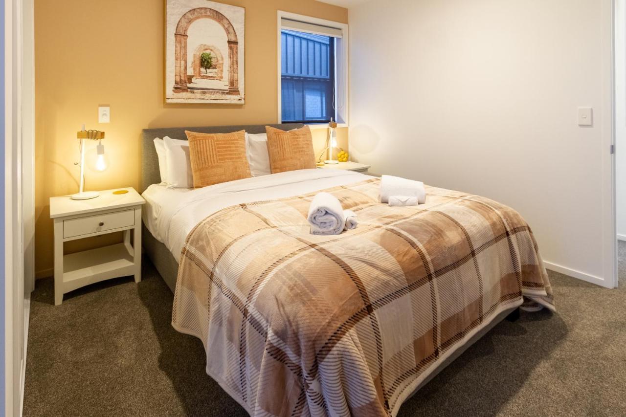Cbd Gem: Walk To Everything, 3 Bedroom 2 Bath Apartment *