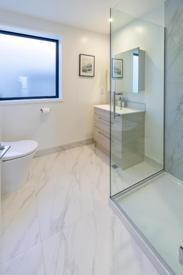 Cbd Gem: Walk To Everything, 3 Bedroom 2 Bath Apartment *