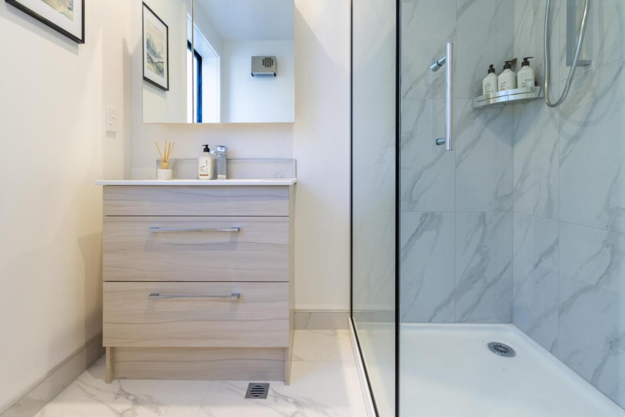 Cbd Gem: Walk To Everything, 3 Bedroom 2 Bath Apartment *