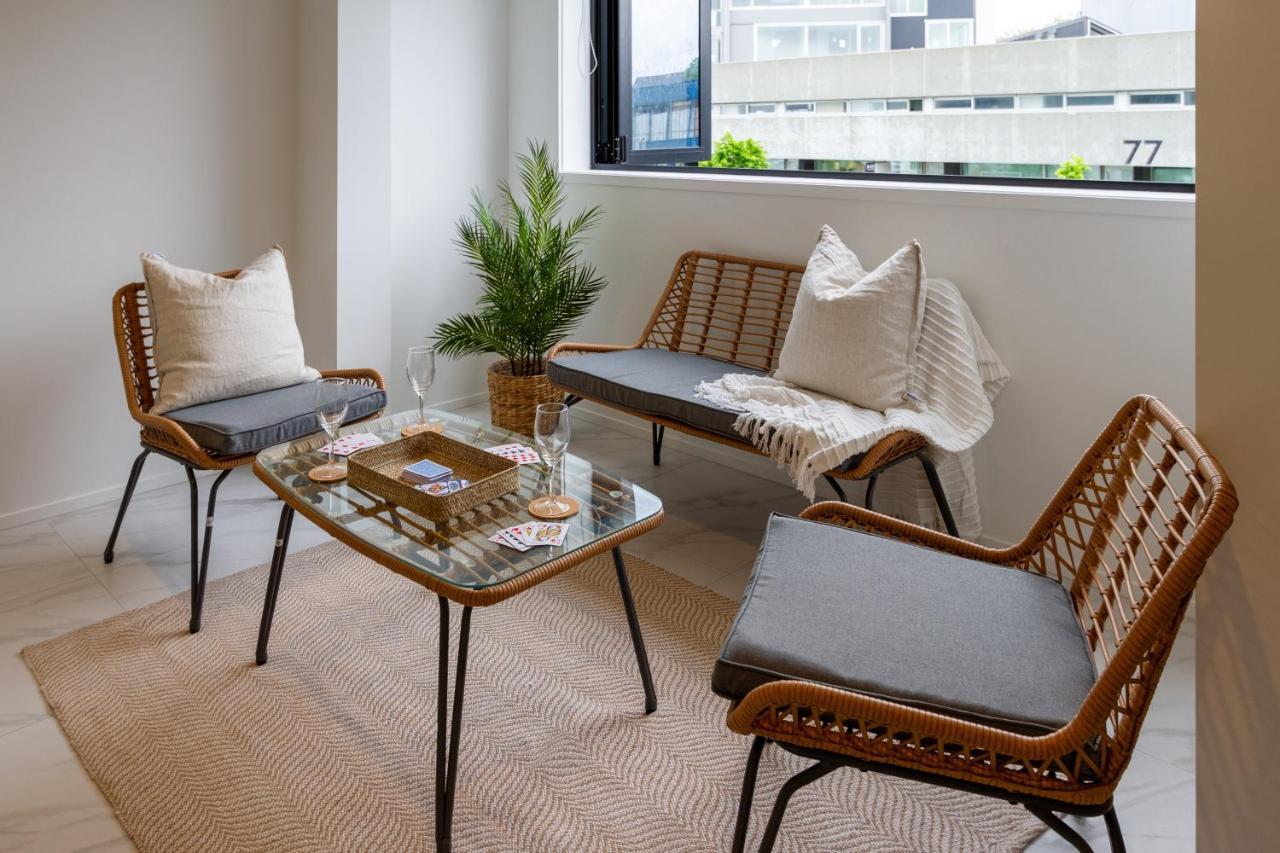 In The Heart Of It All: 2 Bed Cbd Townhouse Apartment *