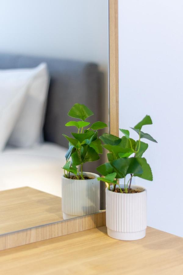 In The Heart Of It All: 2 Bed Cbd Townhouse Apartment *
