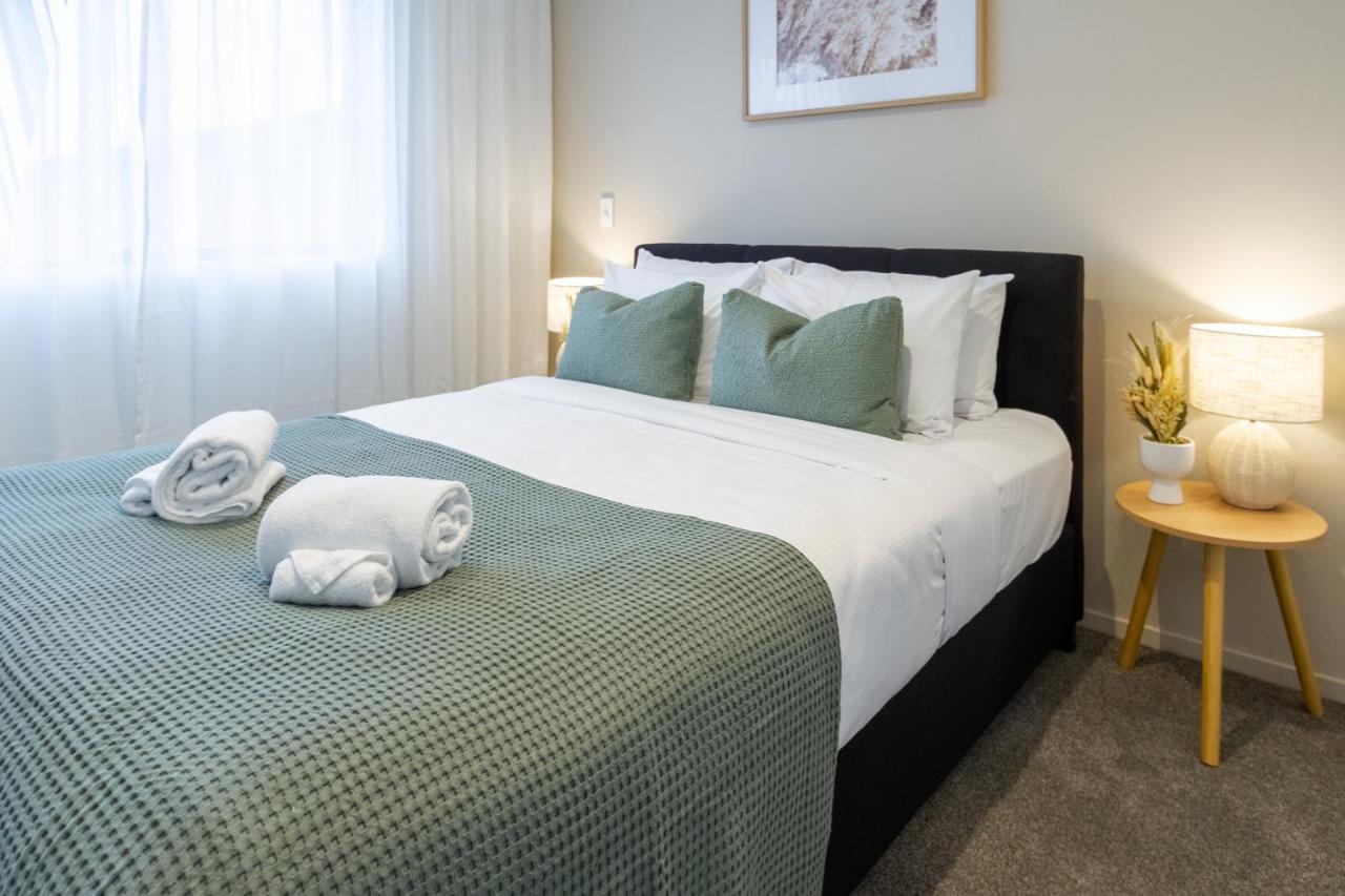 In The Heart Of It All: 2 Bed Cbd Townhouse Apartment *