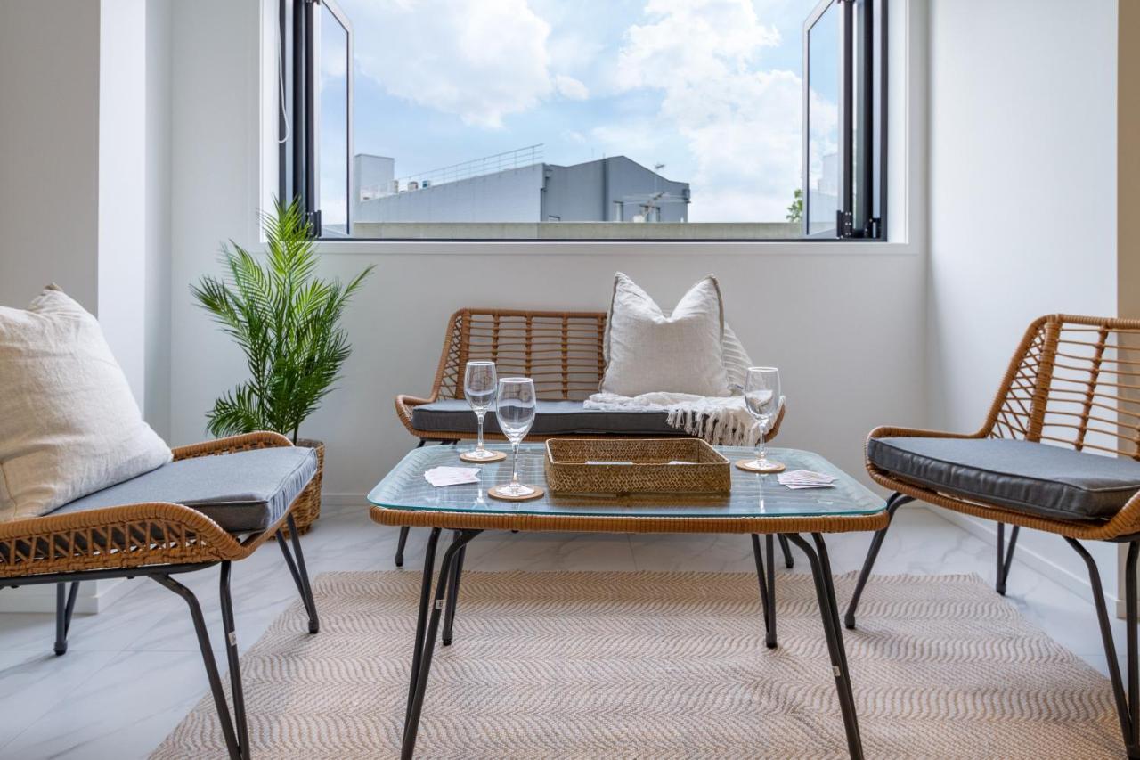 In The Heart Of It All: 2 Bed Cbd Townhouse Apartment *