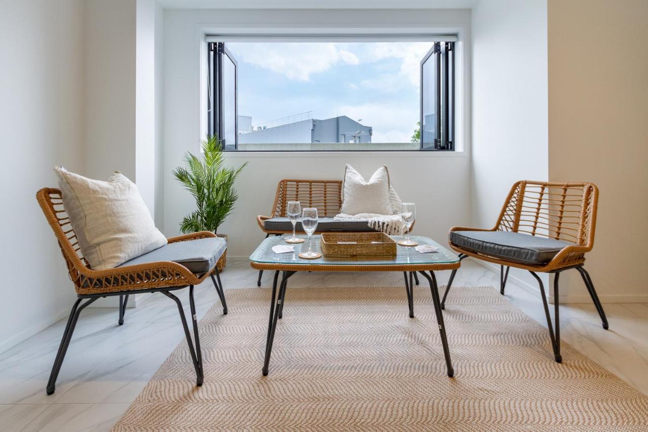 In The Heart Of It All: 2 Bed Cbd Townhouse Apartment