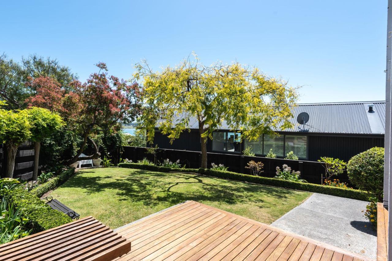 Retro Living - Lush Garden Apartment Christchurch