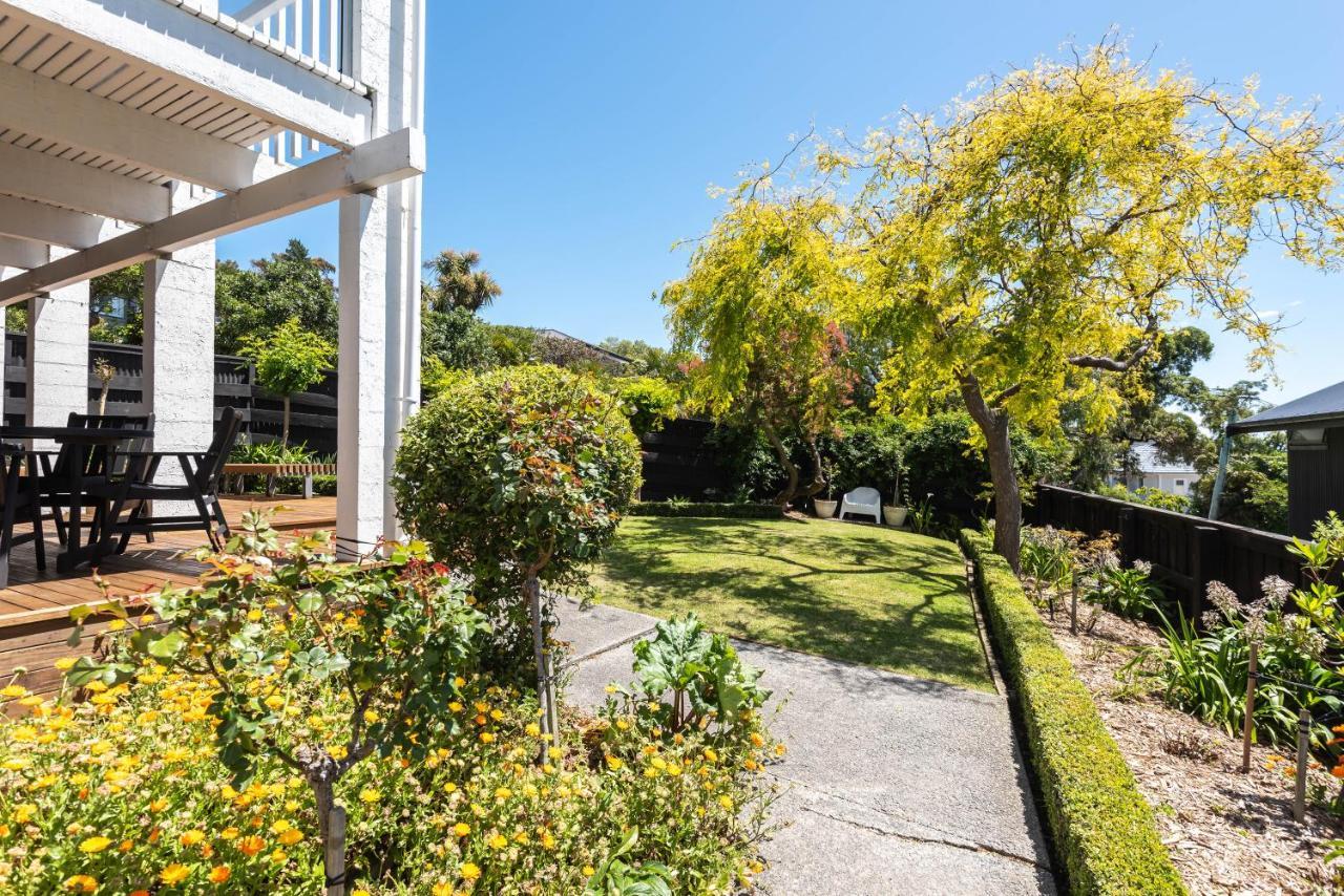 Retro Living - Lush Garden *