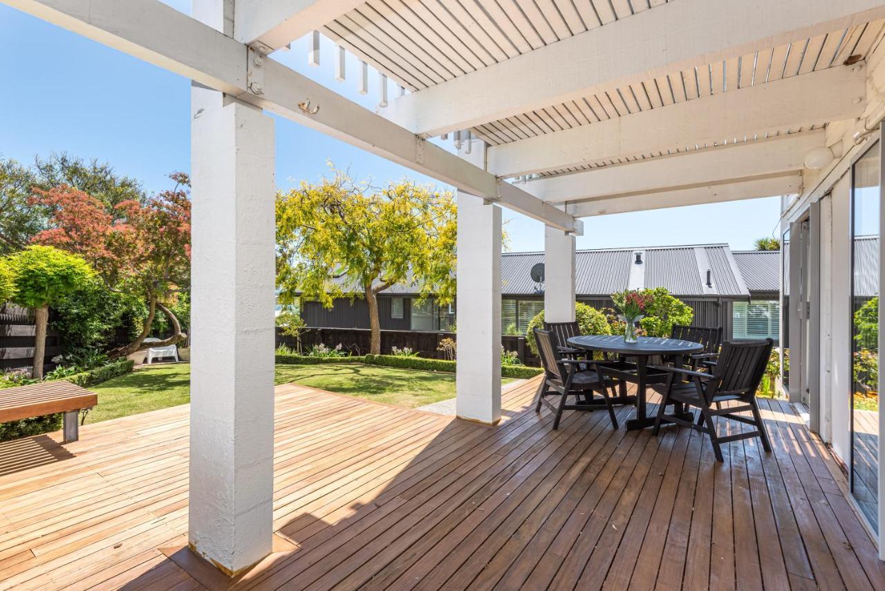 Retro Living - Lush Garden Apartment Christchurch