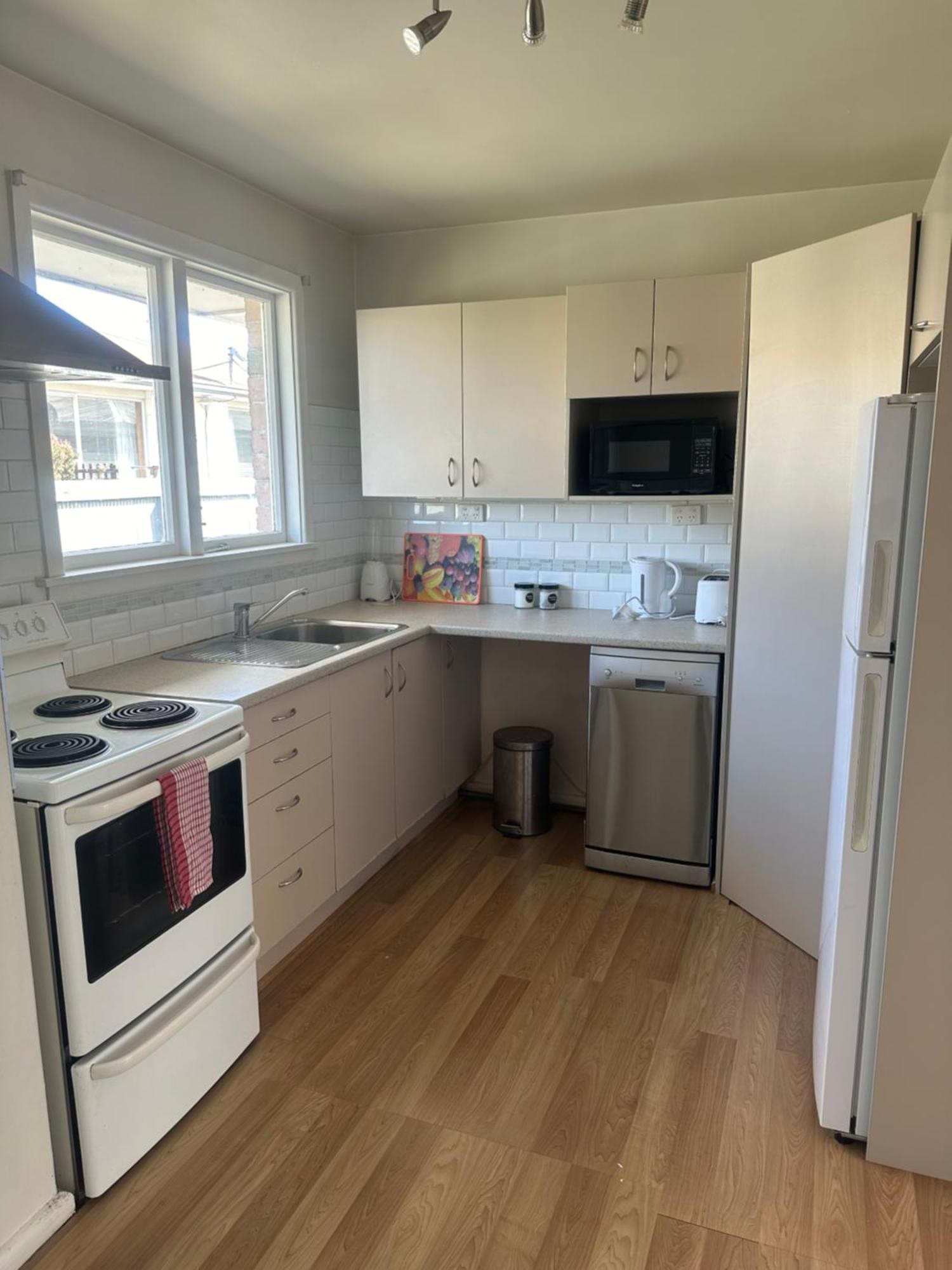 Apartment Spacious 1-Bedroom 1960 Unit Close To City With Public Transport Right At The Doorstep Christchurch