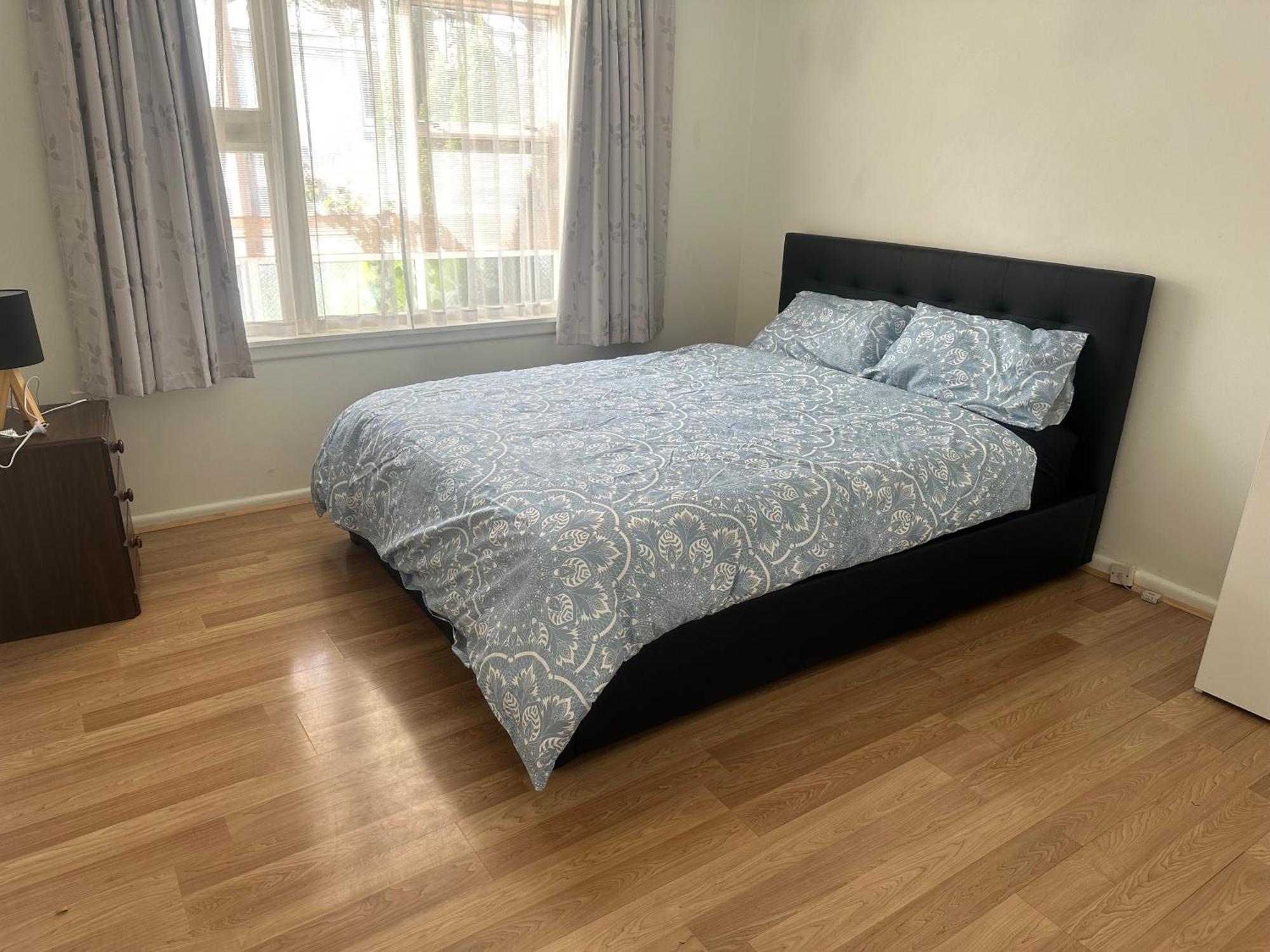Spacious 1-Bedroom 1960 Unit Close To City With Public Transport Right At The Doorstep Apartment Christchurch